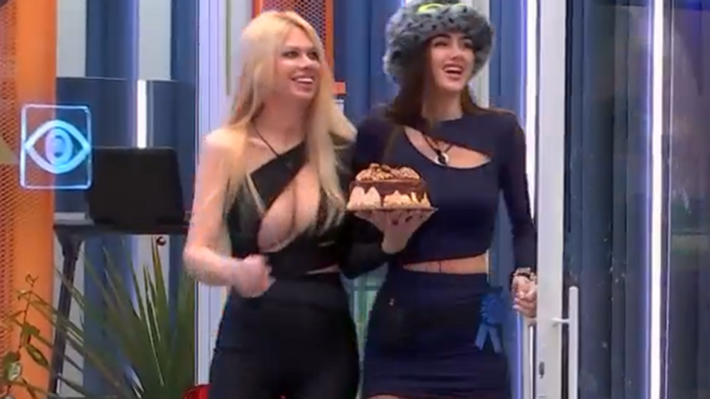 Vanessa y Maica portan la tarta de cumpleaños