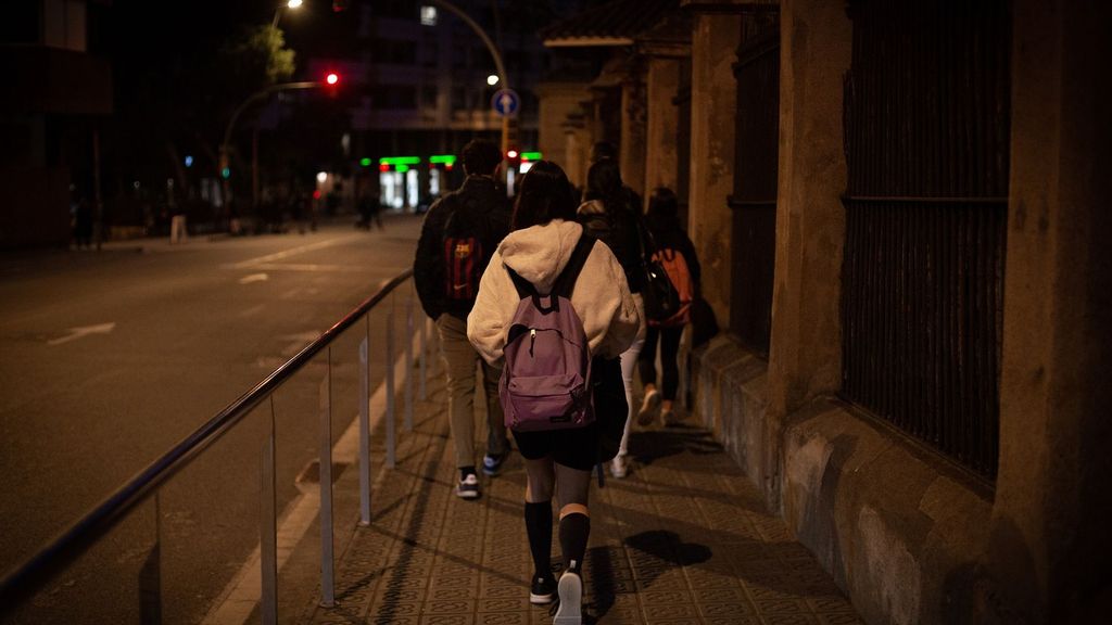 Varios menores se dirigen a su primer día de clase presencial tras la Navidad, a 10 de enero de 2022, en Barcelona, Catalunya, (España)