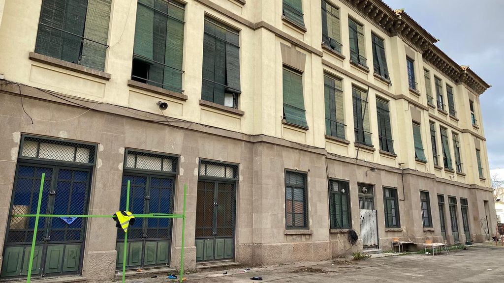 Desalojada una escuela okupada en Badalona