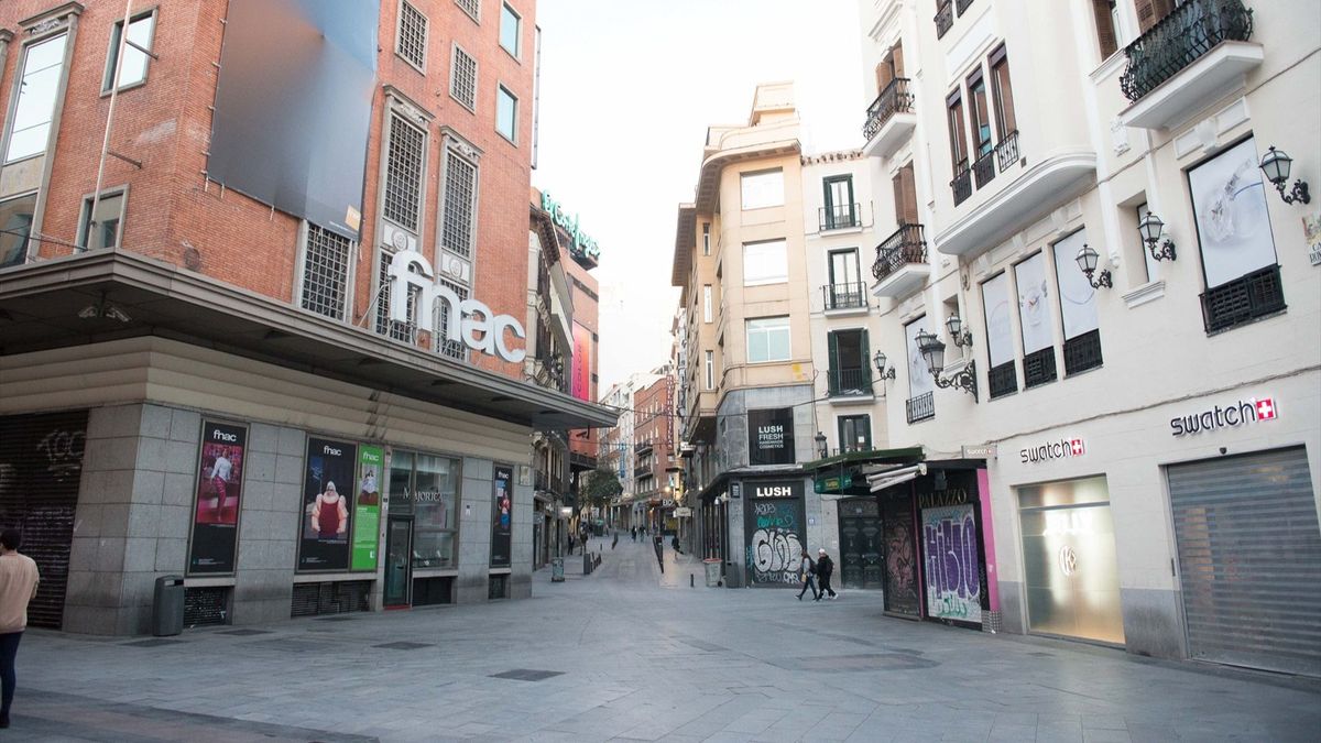 El edificio de la FNAC por la calle Preciados