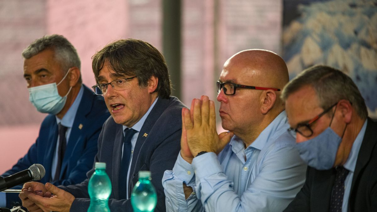 El expresidente de la Generalitat Carles Puigdemont, su abogado, Gonzalo Boye, y el jefe de la Oficina de Carles Puigdemont, Josep Lluís Alay