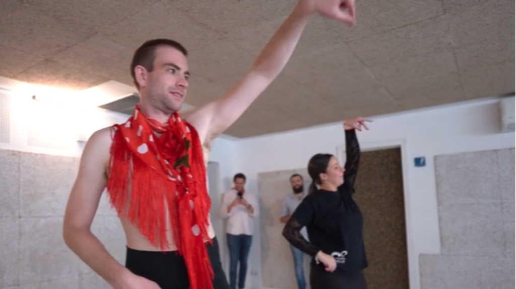 El novio y sus amigos asisten a una clase de flamenco en la despedida de soltero