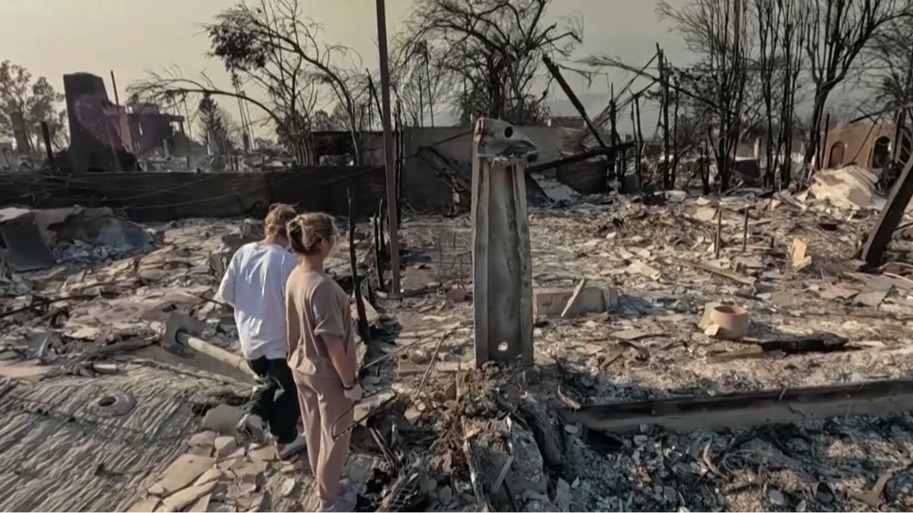 Las casas calcinadas por el incendio en Los Ángeles son de madera: ¿por qué usan este material?