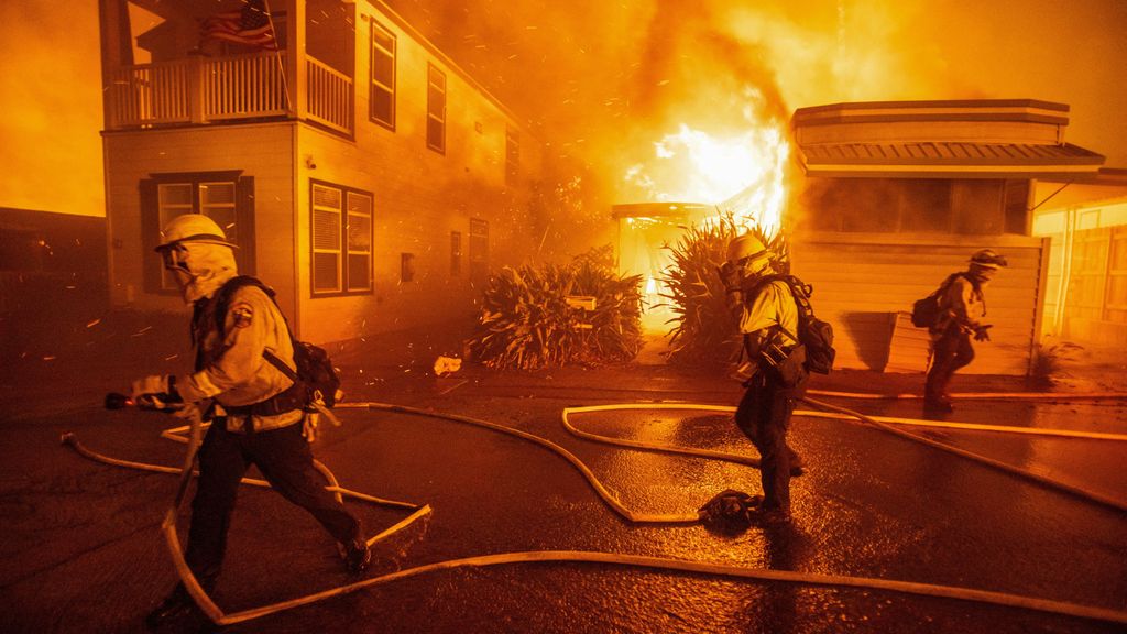 Las llamas devoran una de las viviendas del barrio de Palisades, Los Ángeles, EE. UU.