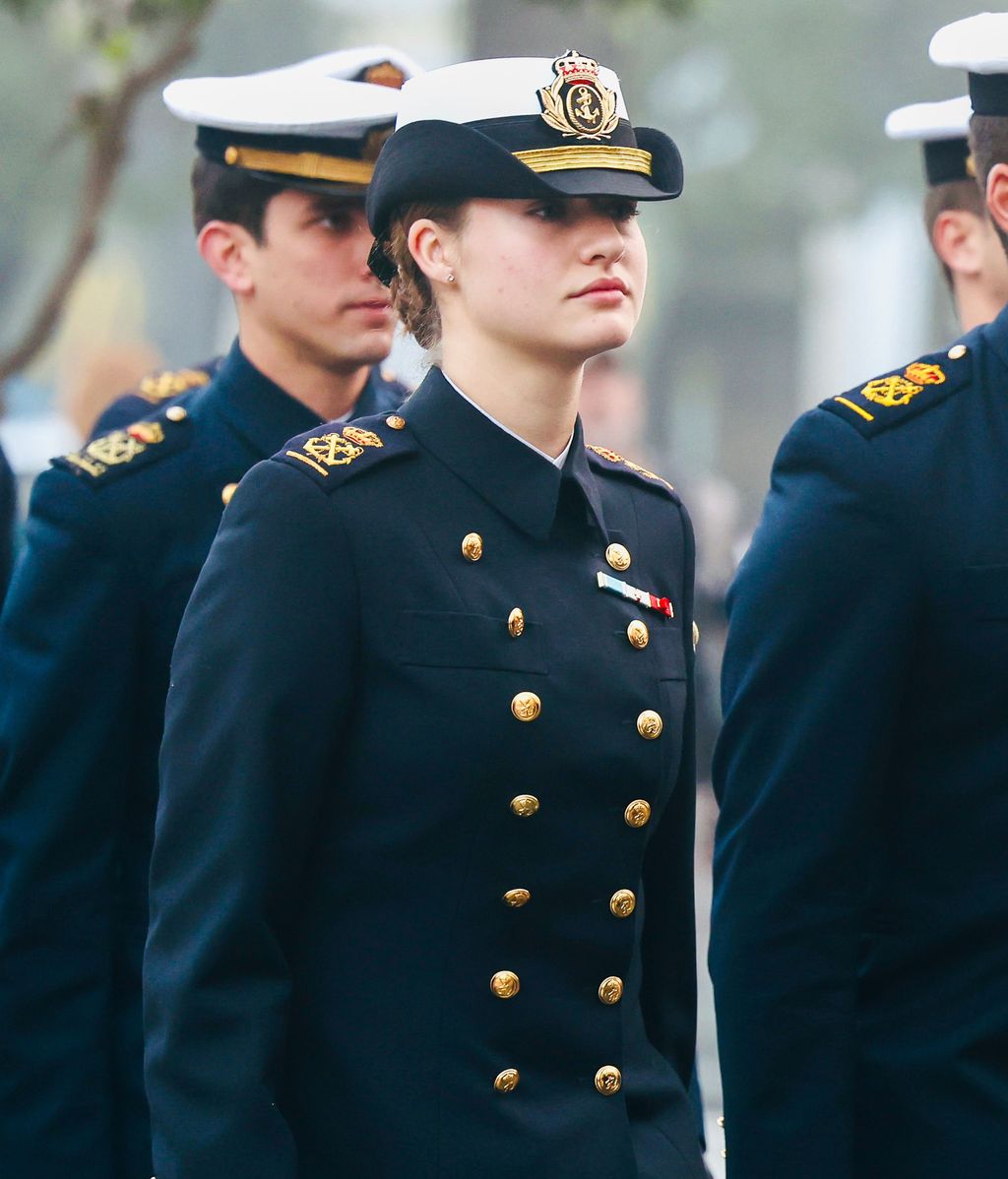 Leonor con uniforme aguamarina y moño trenzado