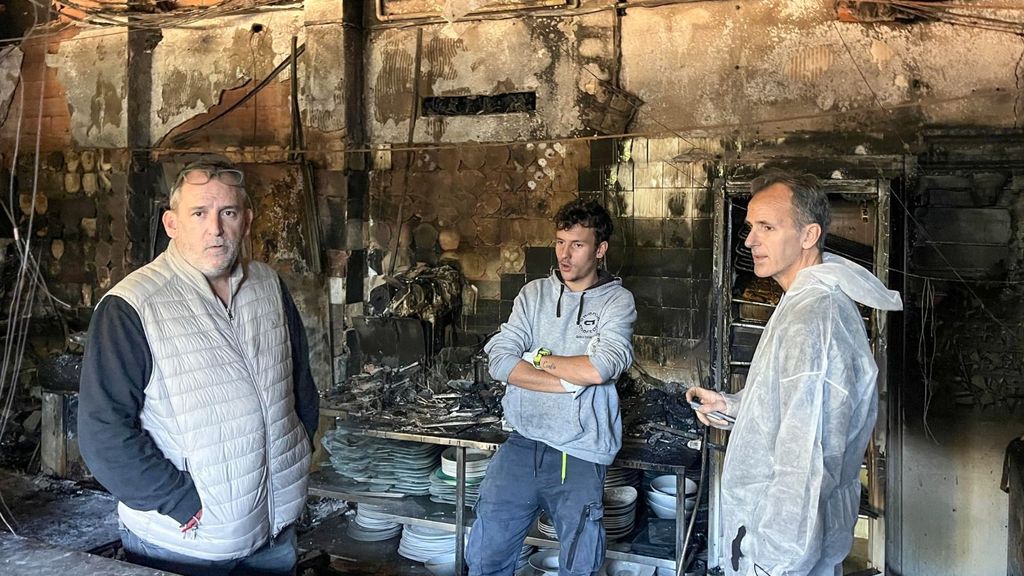 Los propietarios del restaurante en una de las cocinas arrasadas por el incendio