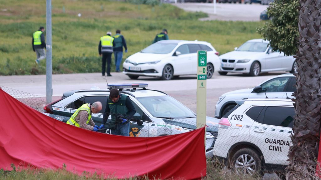 Los servicios funerarios y la Guardia Civil trabajan en el lugar donde se encuentra el cadáver de un menor apuñalado