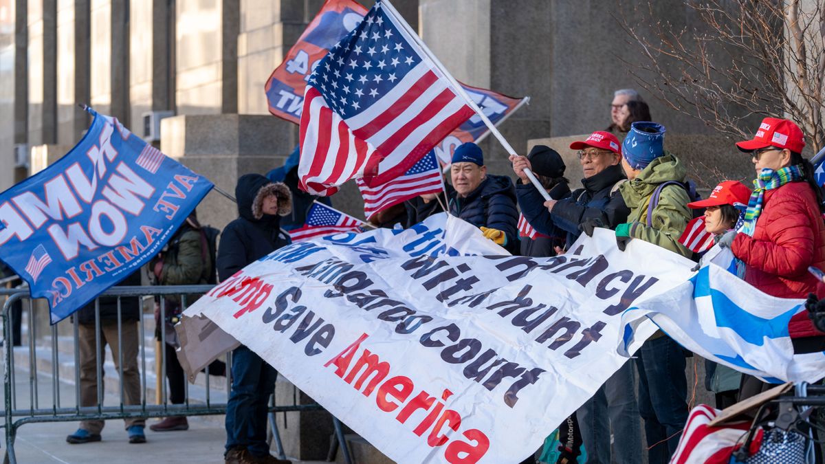 Manifestantes sostienen carteles en una manifestación en apoyo al presidente electo Donald Trump frente al tribunal este viernes, en Nueva York