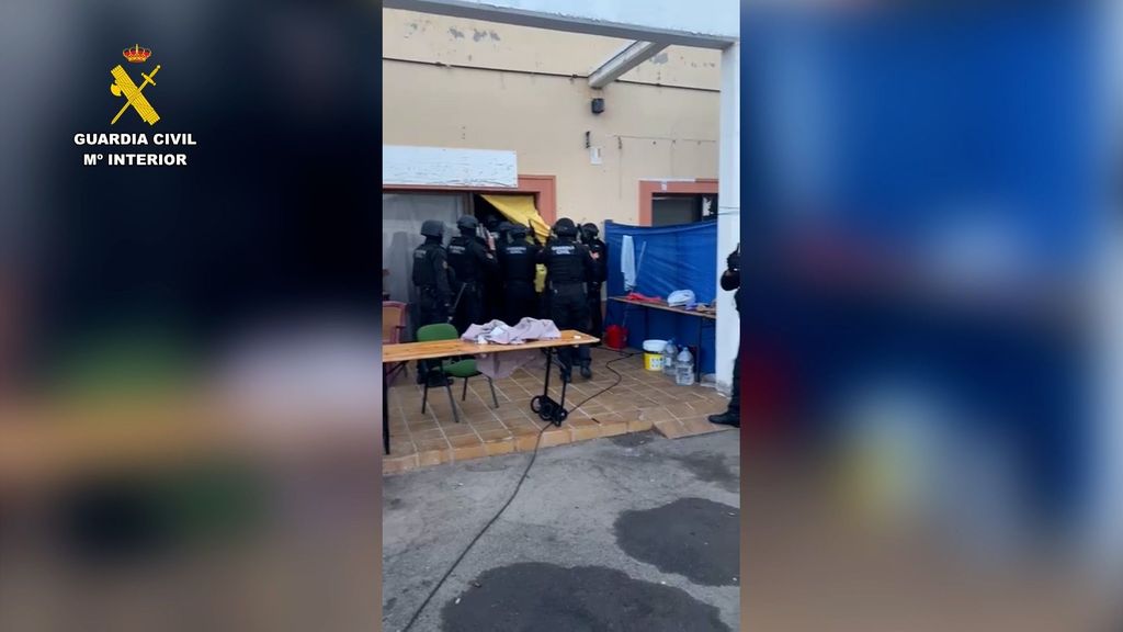 Momento en el que agentes de la Guardia Civil realizan las detenciones de los dos hombres relacionados con el asesinato de un joven danés en Corralejo