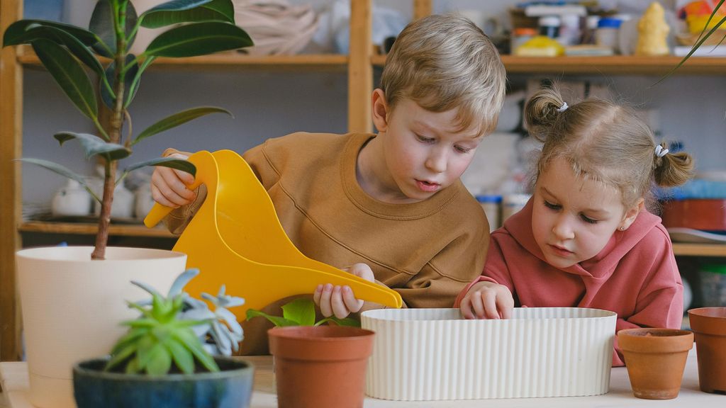 Pueden regar plantas desde muy pequeños. FUENTE: Pexels