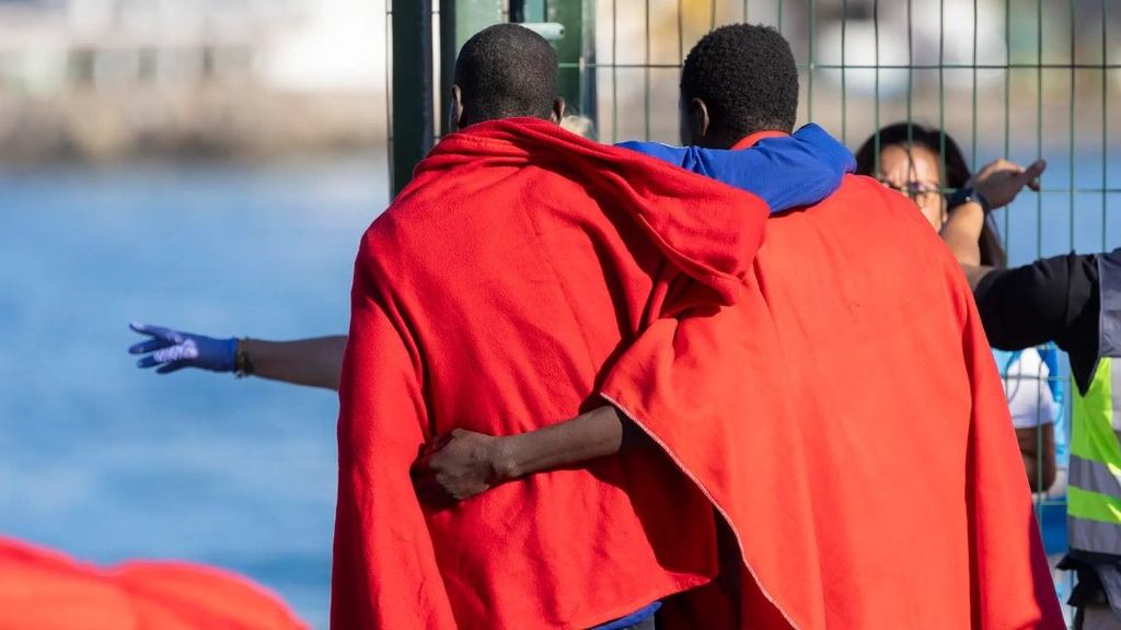 Un grupo de inmigrantes en la playa de Maspalomas, en Gran Canaria.