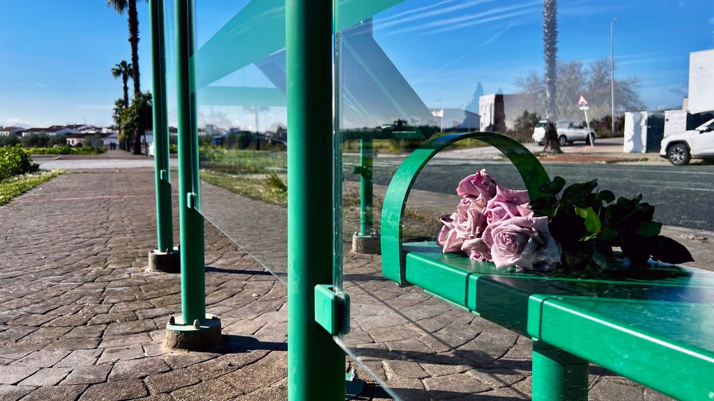 Un ramo de flores en una parada de autobús de Gerena donde falleció Aaron