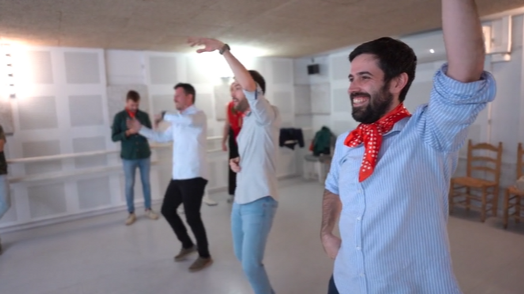 Una despdida de soltero recibiendo una clase de flamenco