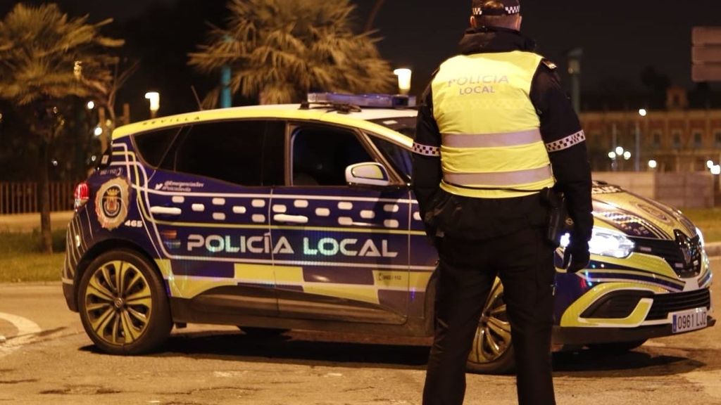 Agente y vehículo de la Policía Local de Sevilla