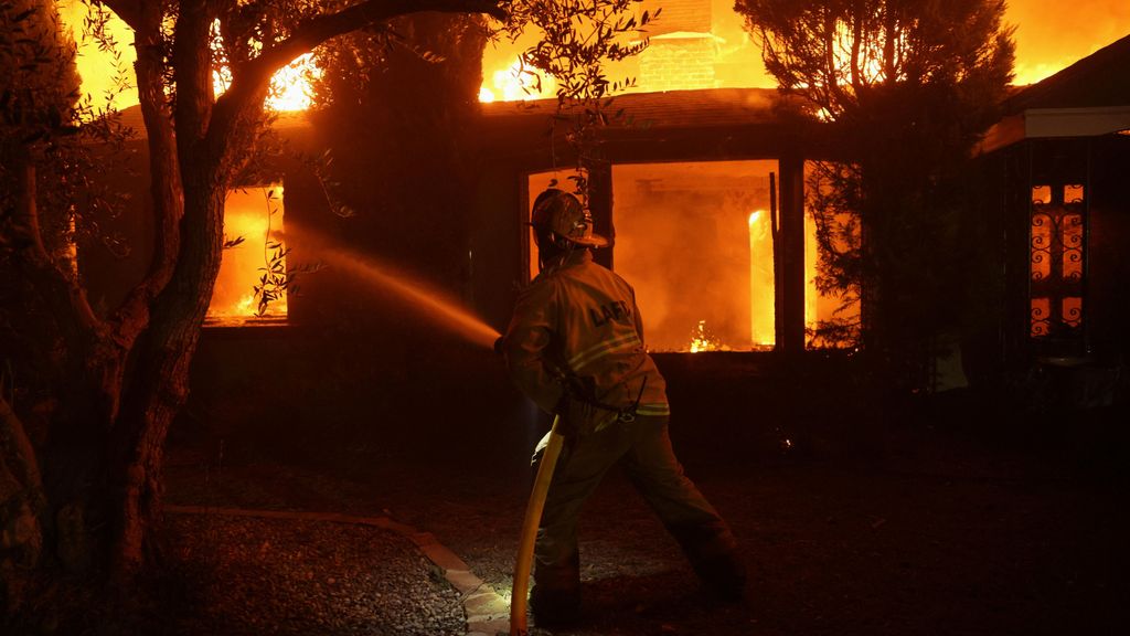 Ascienden a once los muertos por los incendios forestales en Los Ángeles