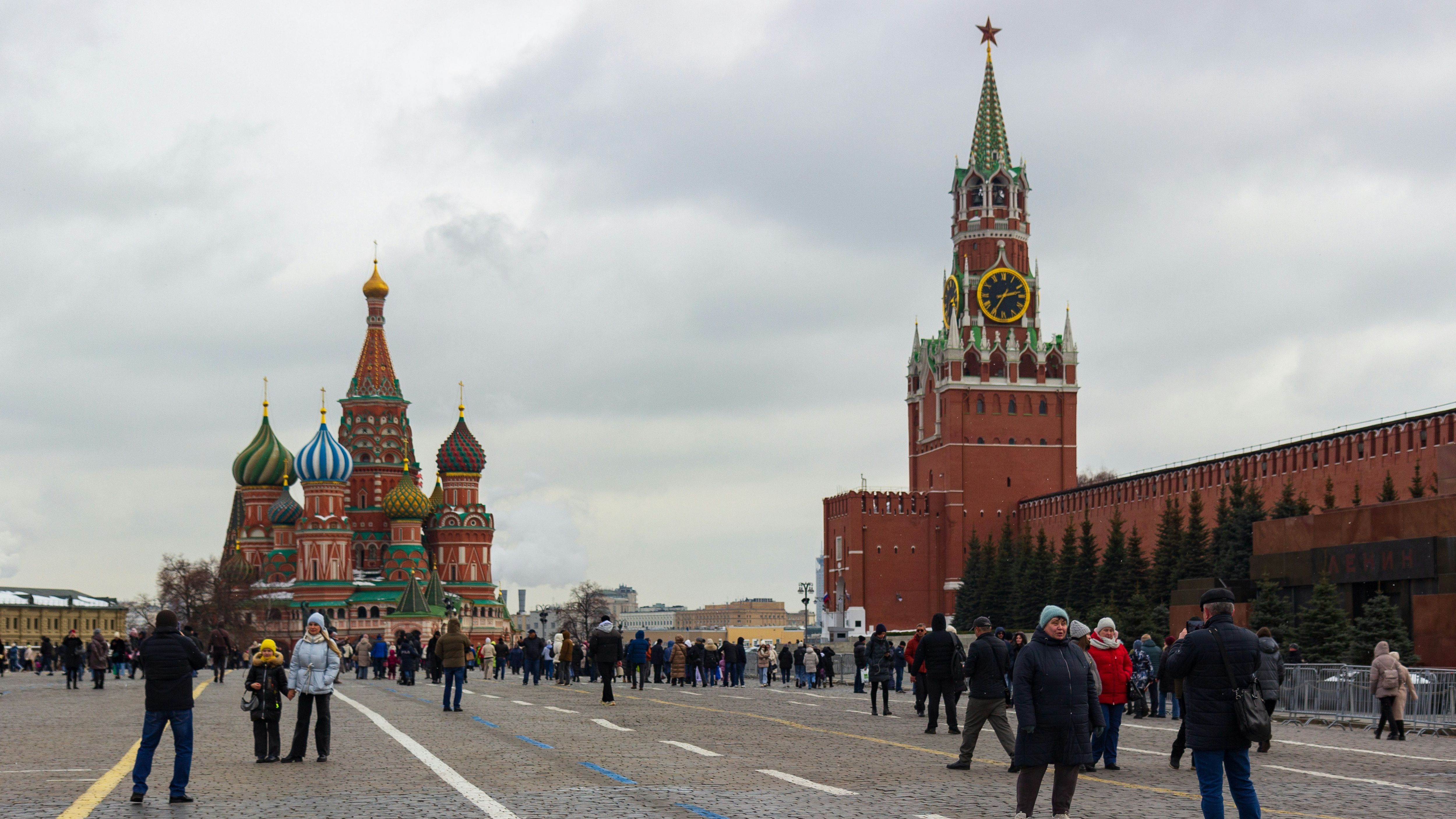 Catedral de San Basilio y Torre Spasskaya en la Plaza Roja de Moscú