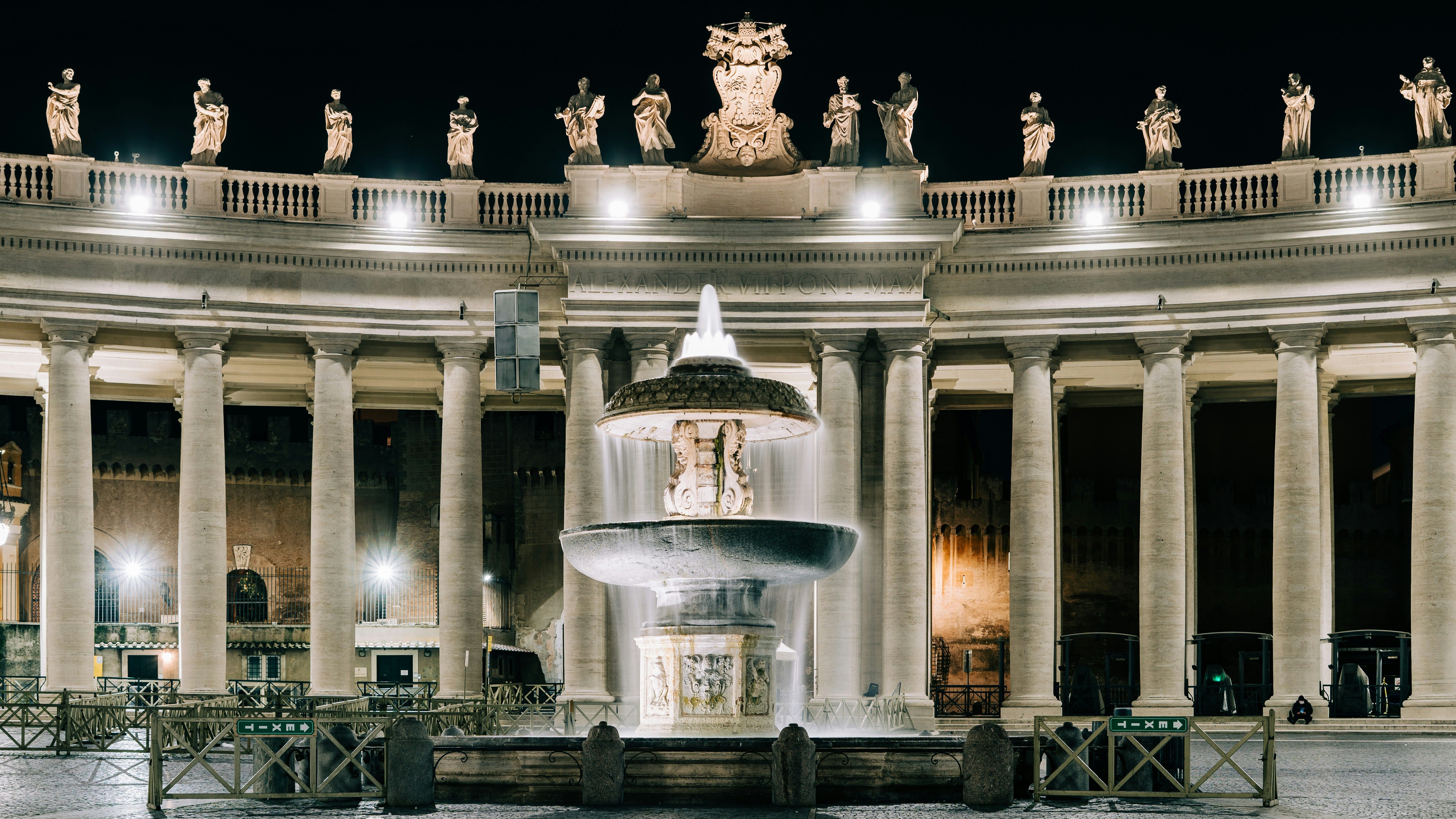 Columnata y fuente de la Plaza de San Pedro