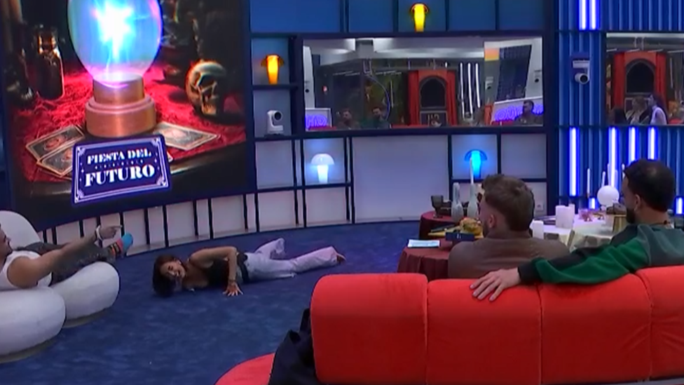 El personal se entretiene jugando a las películas