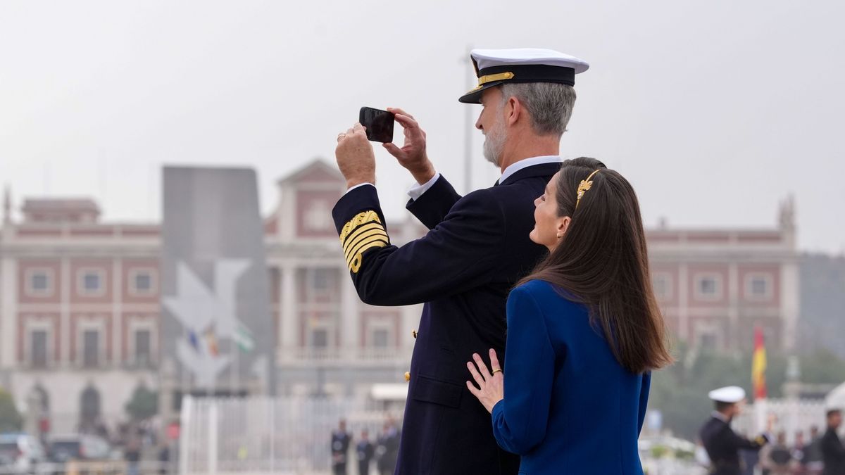 El rey Felipe VI saca su teléfono móvil para inmortalizar el momento en el que su hija zarpa en El Cano