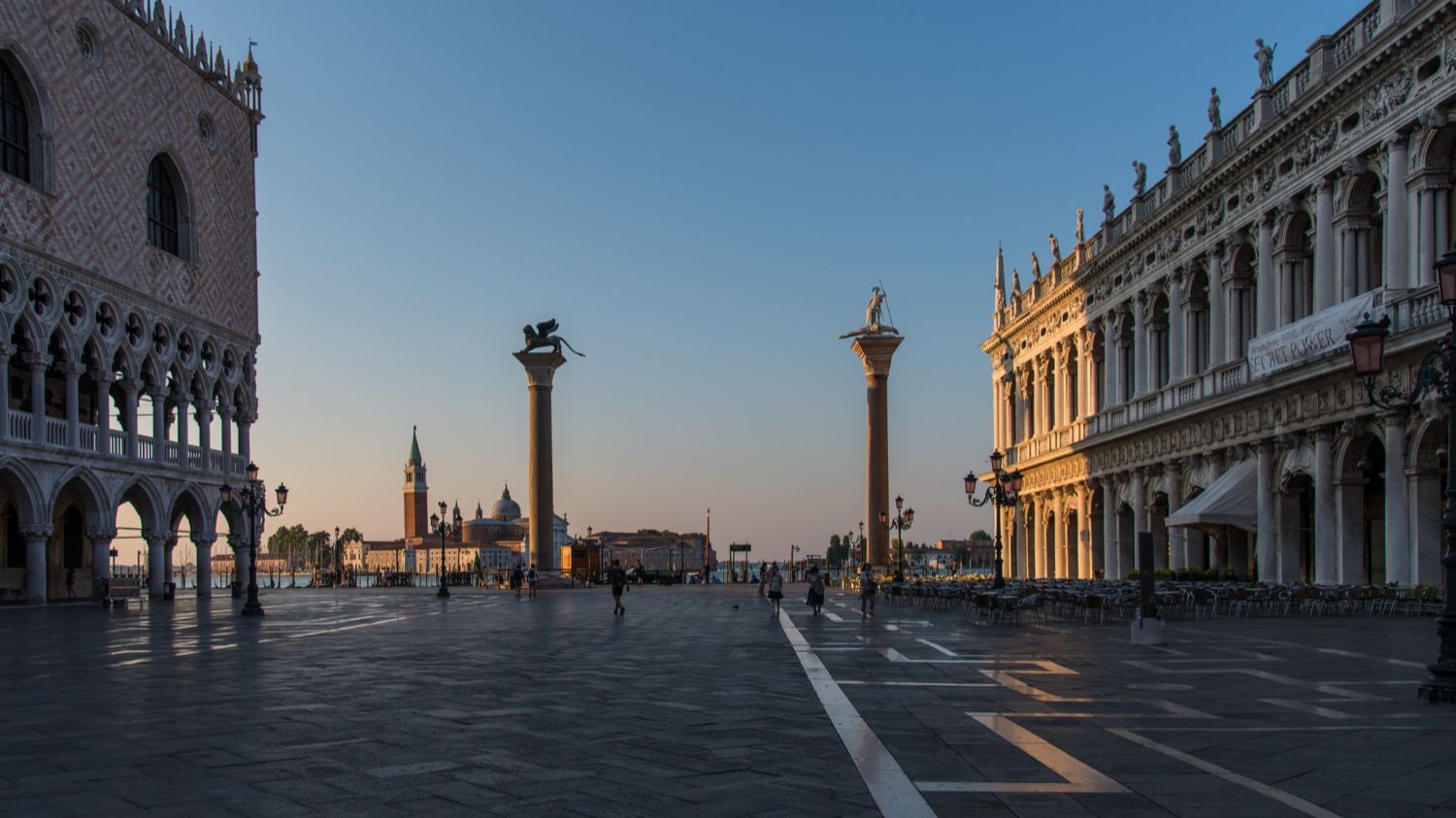 Estatuas y edificios en el Palacio Ducal en Venecia, en la Plaza San Marcos