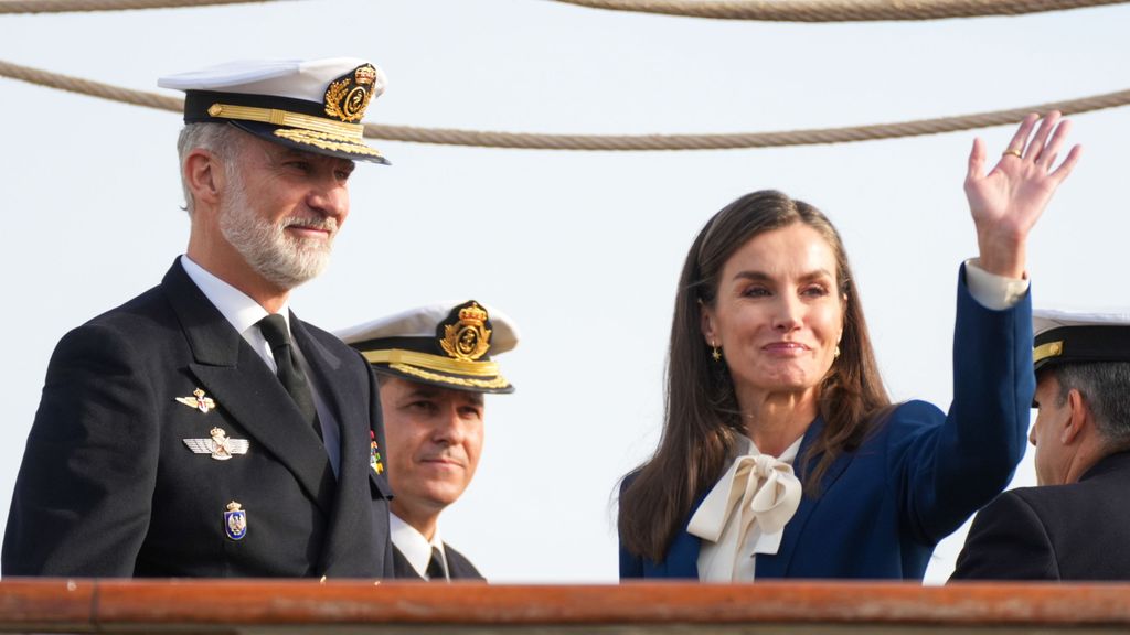 El look de Letizia para la despedida de Leonor en el Juan Sebastián Elcano  - Divinity