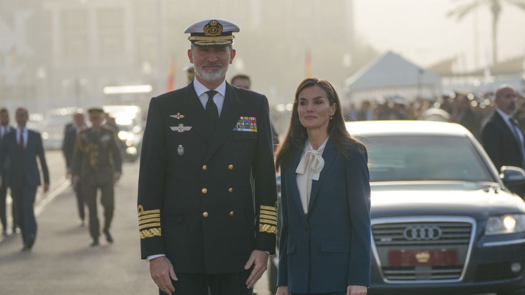 La emotiva despedida de los reyes Felipe y Letizia a la princesa Leonor tras zarpar en el Juan Sebastián Elcano, en imágenes