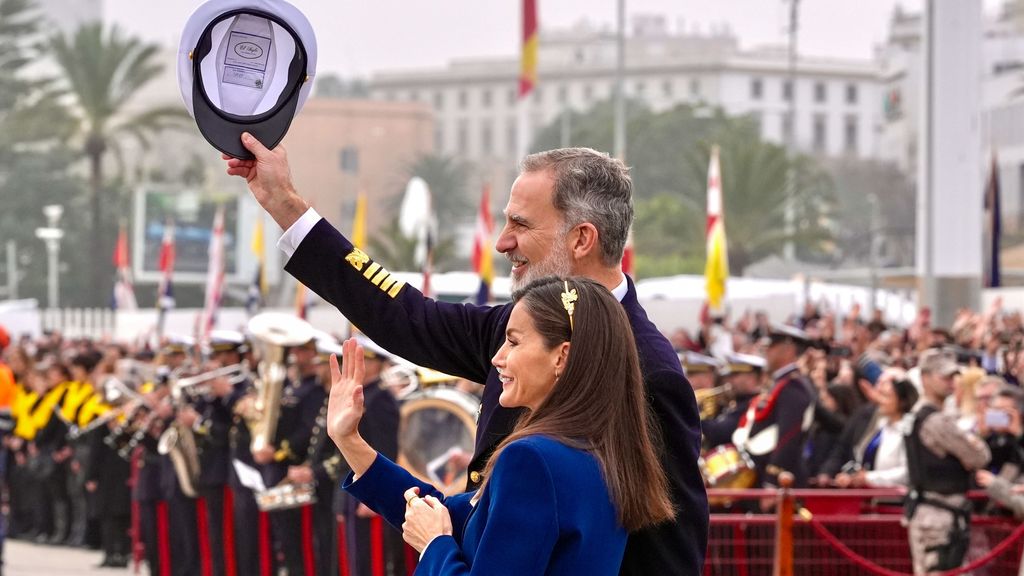 La emotiva despedida de los reyes Felipe y Letizia a la princesa Leonor tras zarpar en Elcano, en imágenes