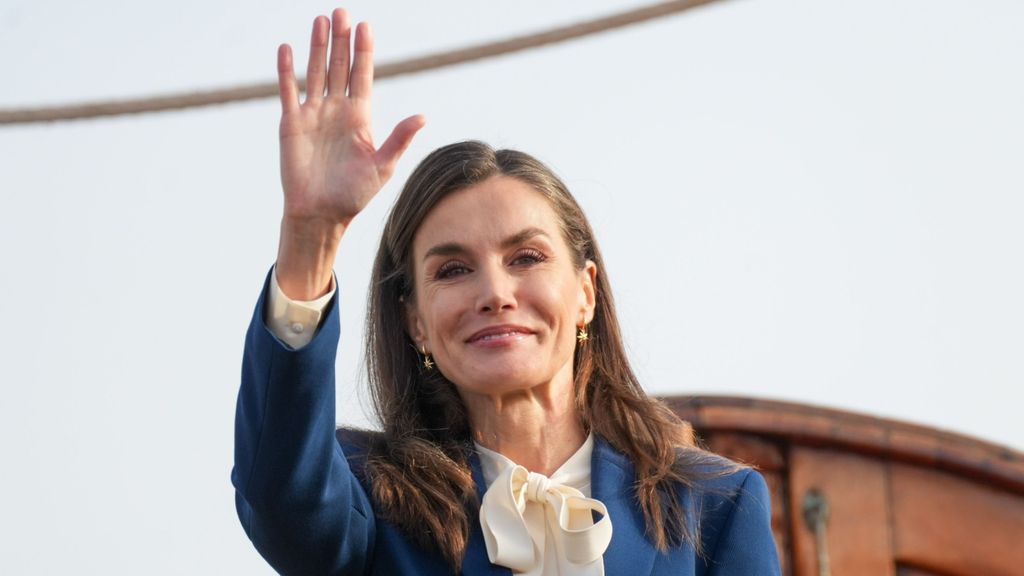 La emotiva despedida de los reyes Felipe y Letizia a la princesa Leonor tras zarpar en Elcano, en imágenes