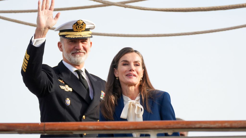 La emotiva despedida de los reyes Felipe y Letizia a la princesa Leonor tras zarpar en Elcano, en imágenes