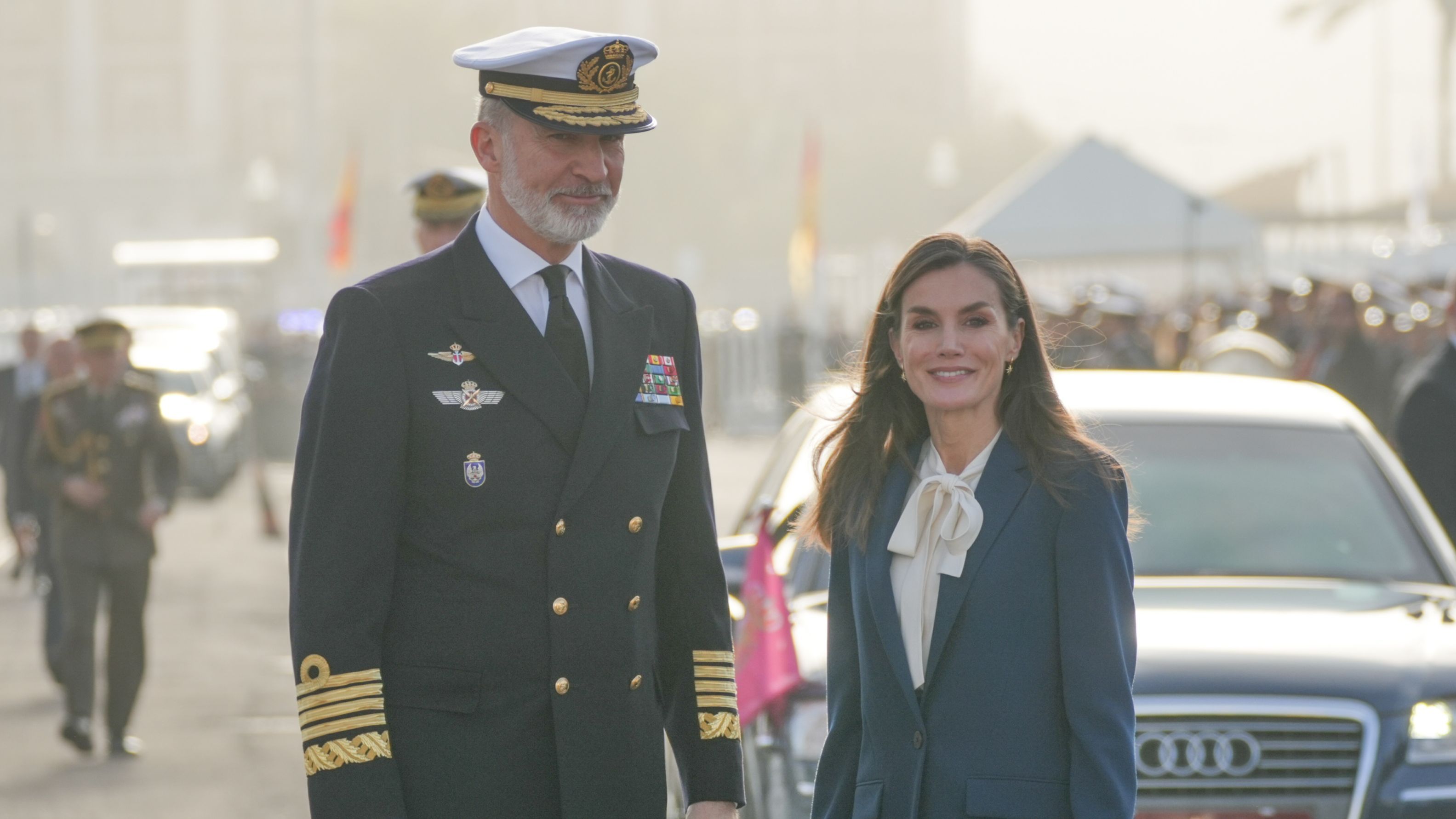 La emotiva despedida de los reyes Felipe y Letizia a la princesa Leonor tras zarpar en el Juan Sebastián Elcano, en imágenes