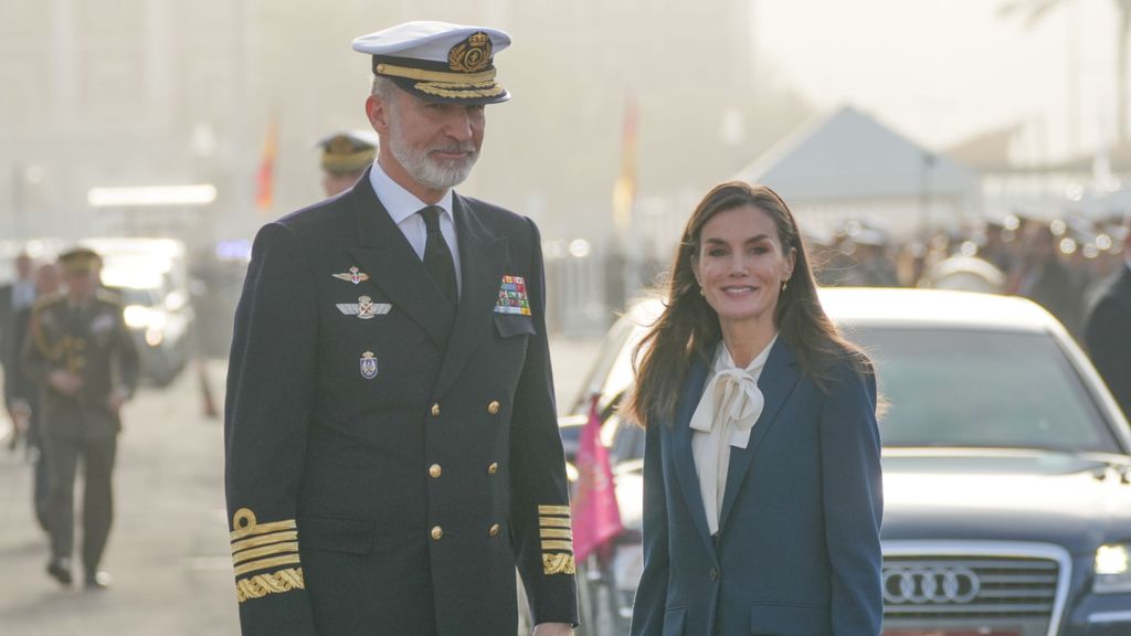 La emotiva despedida de los reyes Felipe y Letizia a la princesa Leonor tras zarpar en Elcano, en imágenes