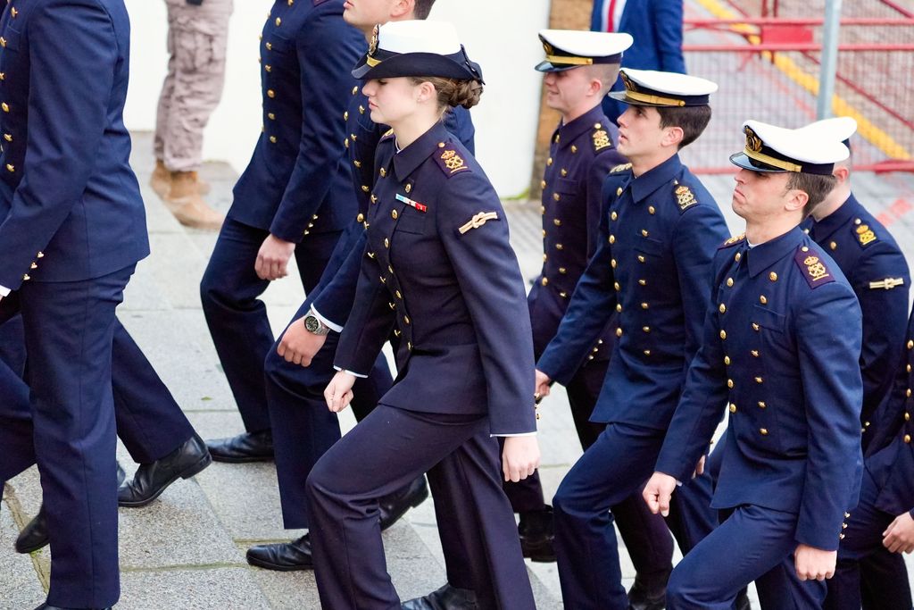 La emotiva despedida de los reyes Felipe y Letizia a la princesa Leonor tras zarpar en Elcano, en imágenes