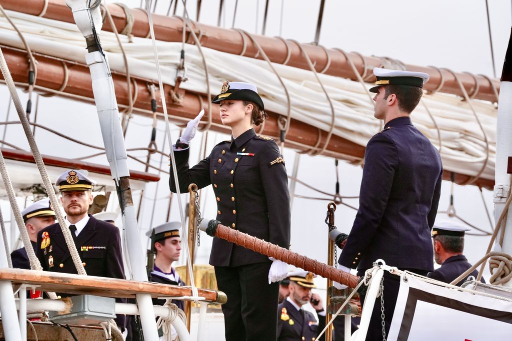 La emotiva despedida de los reyes Felipe y Letizia a la princesa Leonor tras zarpar en Elcano, en imágenes