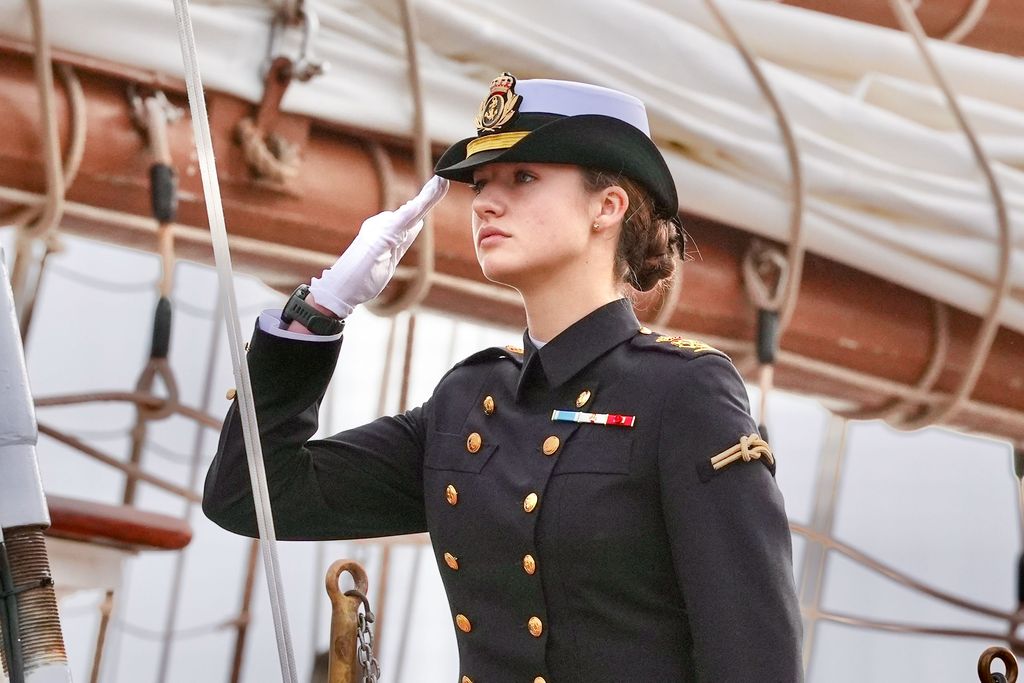 La emotiva despedida de los reyes Felipe y Letizia a la princesa Leonor tras zarpar en Elcano, en imágenes