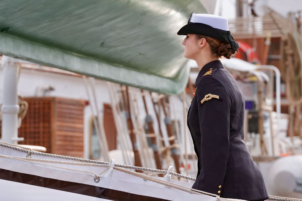 La emotiva despedida de los reyes Felipe y Letizia a la princesa Leonor tras zarpar en Elcano, en imágenes