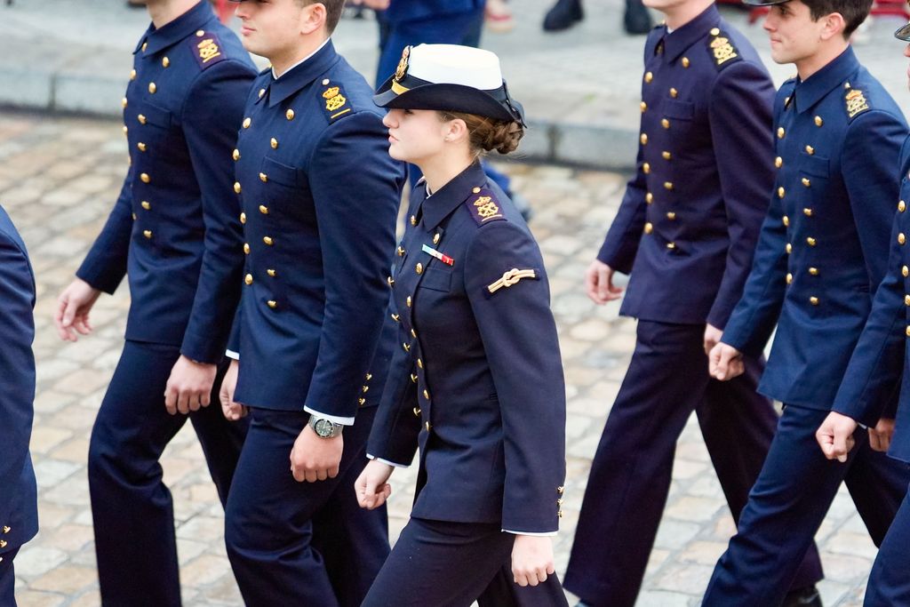 La emotiva despedida de los reyes Felipe y Letizia a la princesa Leonor tras zarpar en Elcano, en imágenes