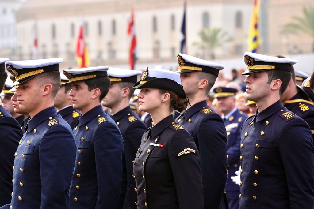 La emotiva despedida de los reyes Felipe y Letizia a la princesa Leonor tras zarpar en Elcano, en imágenes