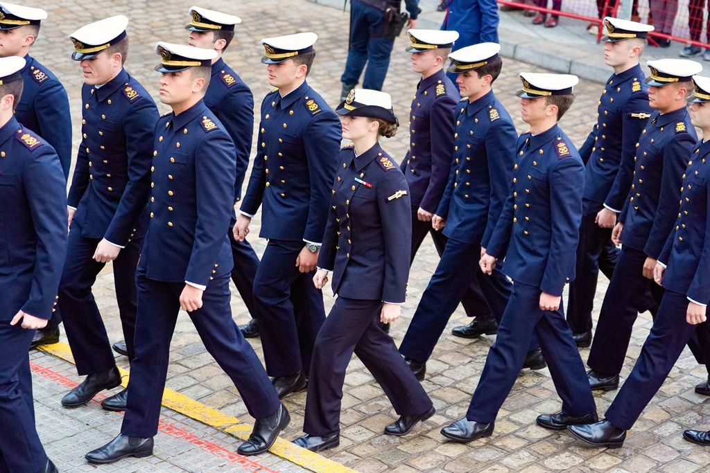 La emotiva despedida de los reyes Felipe y Letizia a la princesa Leonor tras zarpar en Elcano, en imágenes