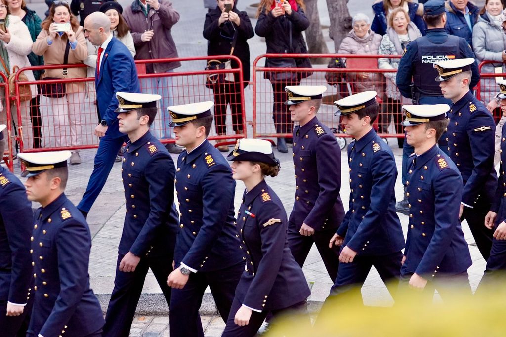 La emotiva despedida de los reyes Felipe y Letizia a la princesa Leonor tras zarpar en Elcano, en imágenes