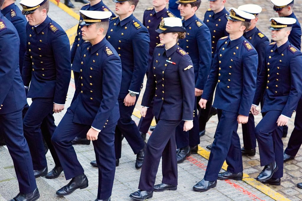 La emotiva despedida de los reyes Felipe y Letizia a la princesa Leonor tras zarpar en Elcano, en imágenes