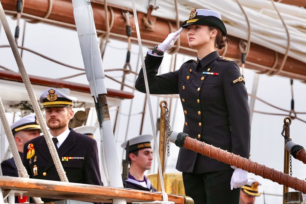 La emotiva despedida de los reyes Felipe y Letizia a la princesa Leonor tras zarpar en Elcano, en imágenes