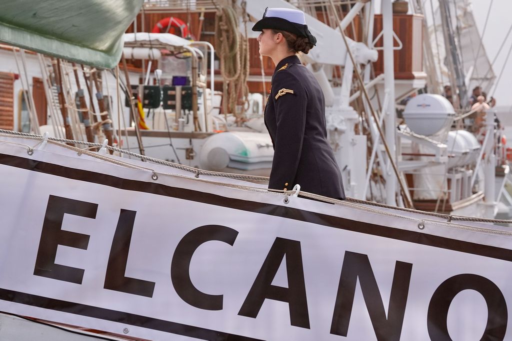 La emotiva despedida de los reyes Felipe y Letizia a la princesa Leonor tras zarpar en Elcano, en imágenes