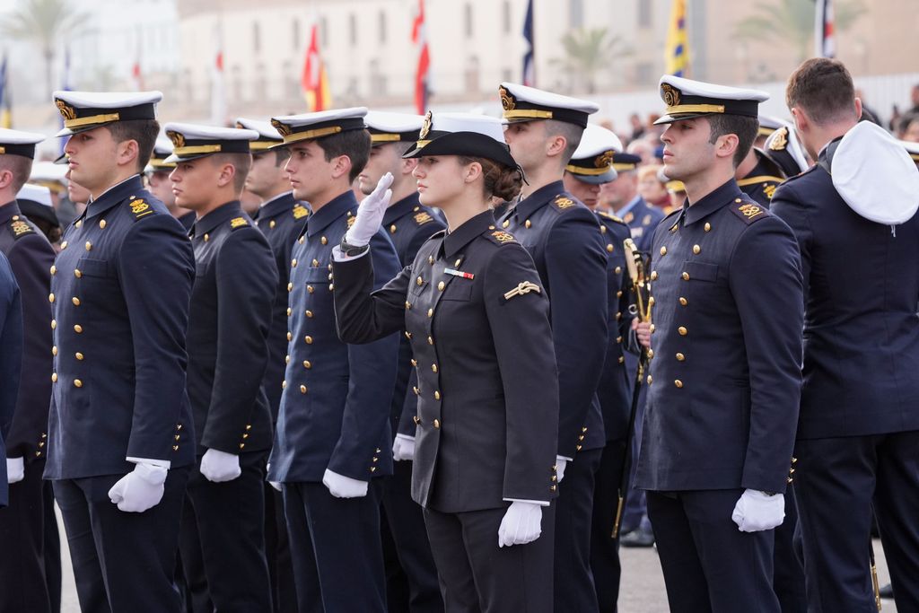 La emotiva despedida de los reyes Felipe y Letizia a la princesa Leonor tras zarpar en Elcano, en imágenes