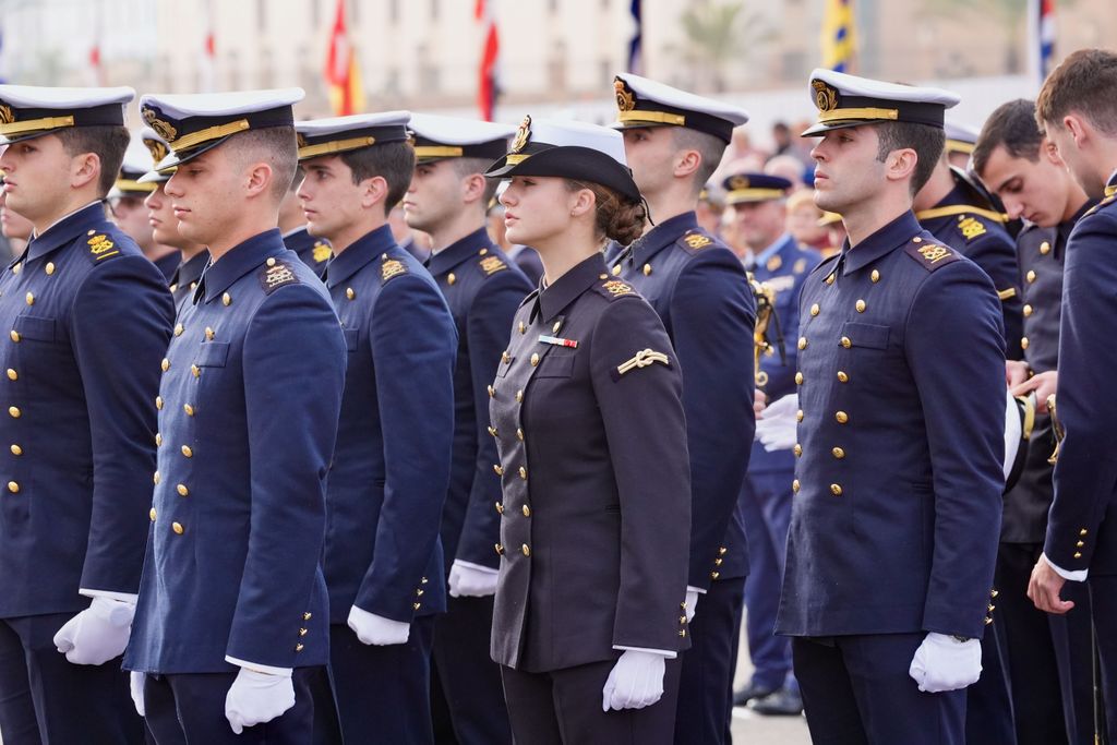 La emotiva despedida de los reyes Felipe y Letizia a la princesa Leonor tras zarpar en Elcano, en imágenes