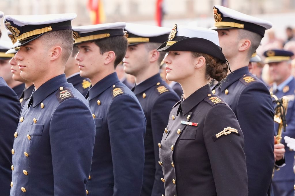 La emotiva despedida de los reyes Felipe y Letizia a la princesa Leonor tras zarpar en Elcano, en imágenes