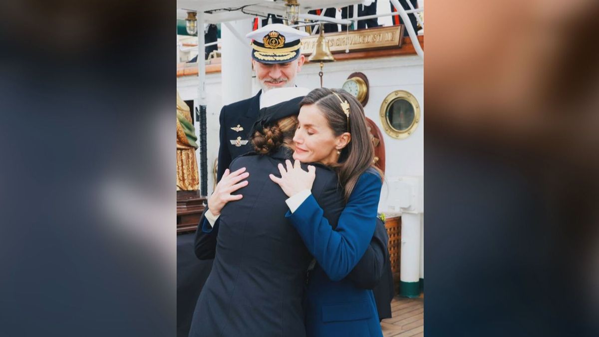 La reina Letizia abraza a su hija Leonor antes de partir en el buque escuela Juan Sebastián de Elcano