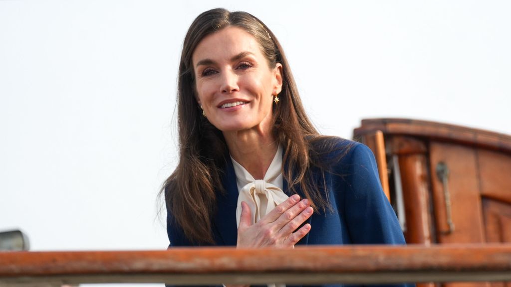 La reina Letizia, muy emocionada al despedirse de su hija Leonor, que ha embarcado en el buque Juan Sebastián de Elcano