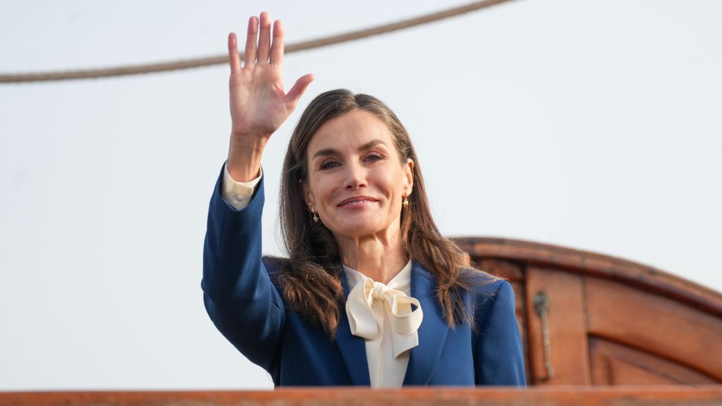 La reina Letizia, muy emocionada al despedirse de su hija Leonor, que ha embarcado en el buque Juan Sebastián de Elcano