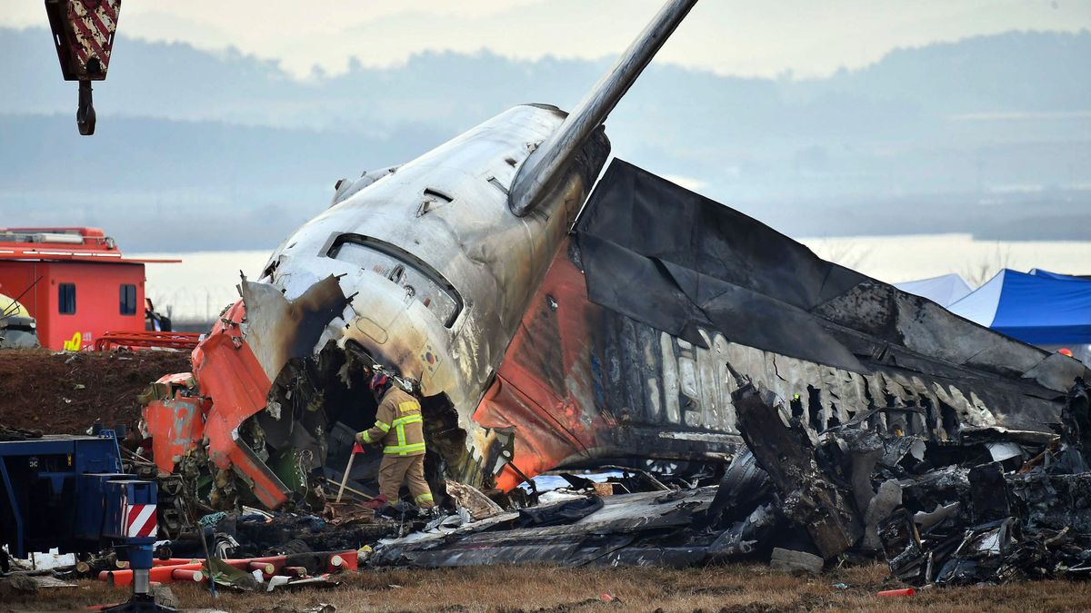 Las cajas negras del avión de Jeju Air dejaron de registrar datos cuatro minutos antes del accidente