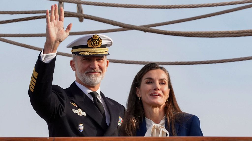 Los Reyes despiden emocionados a la Princesa Leonor, que zarpa en el buque Juan Sebastián Elcano desde Cádiz